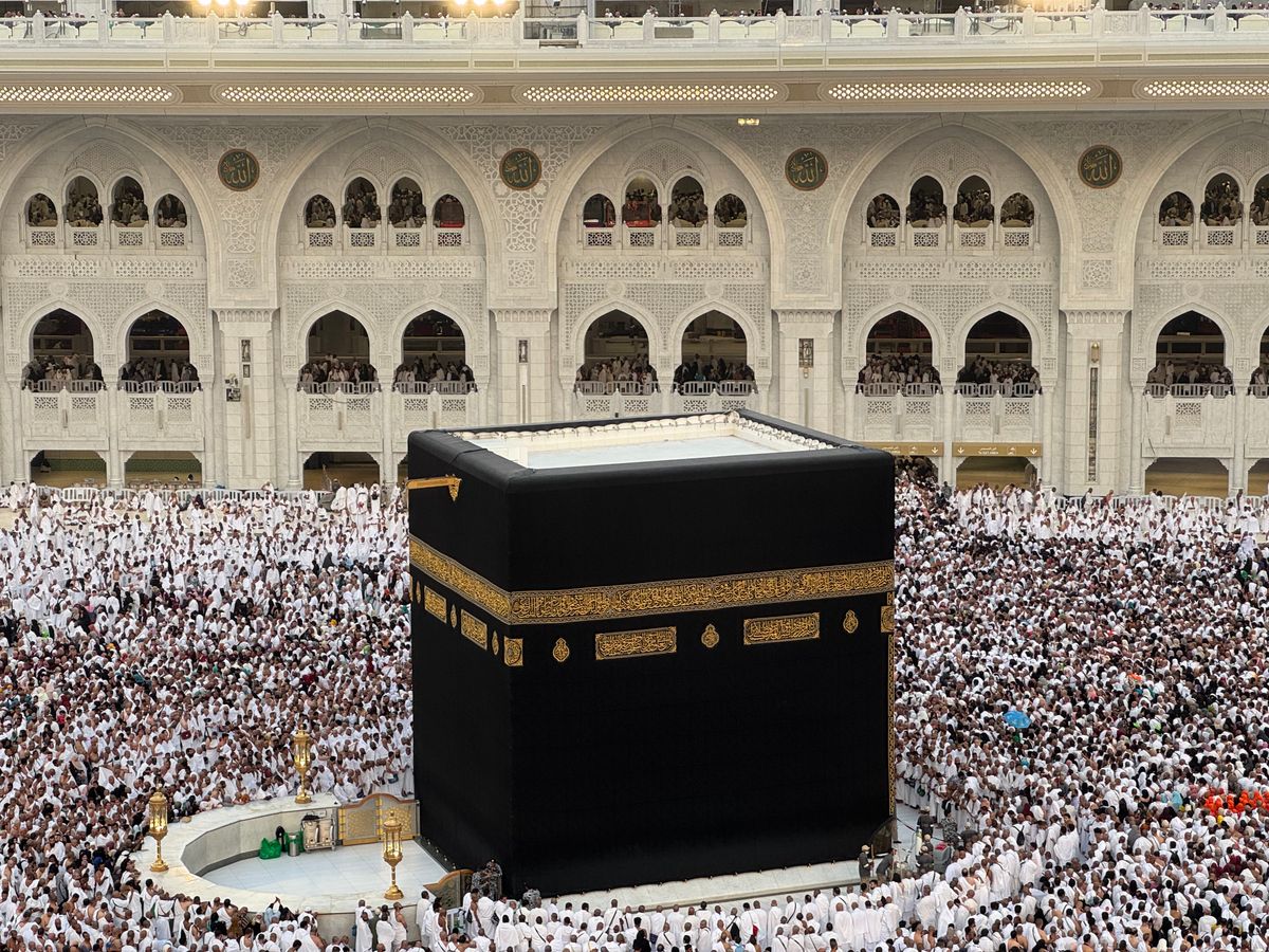 La Kaaba rodeada de peregrinos