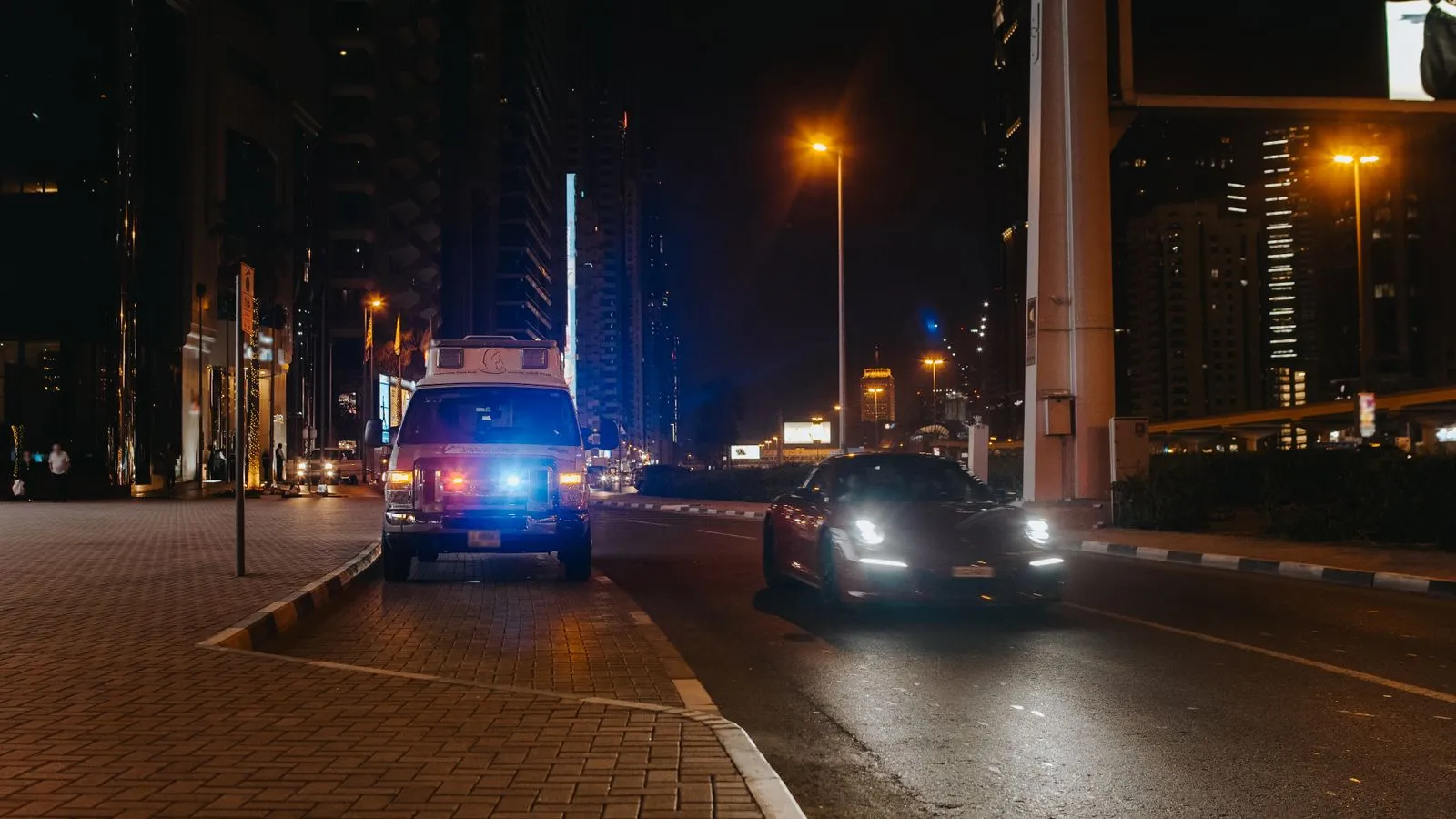 فريق استجابة للطوارئ وسيارة إسعاف